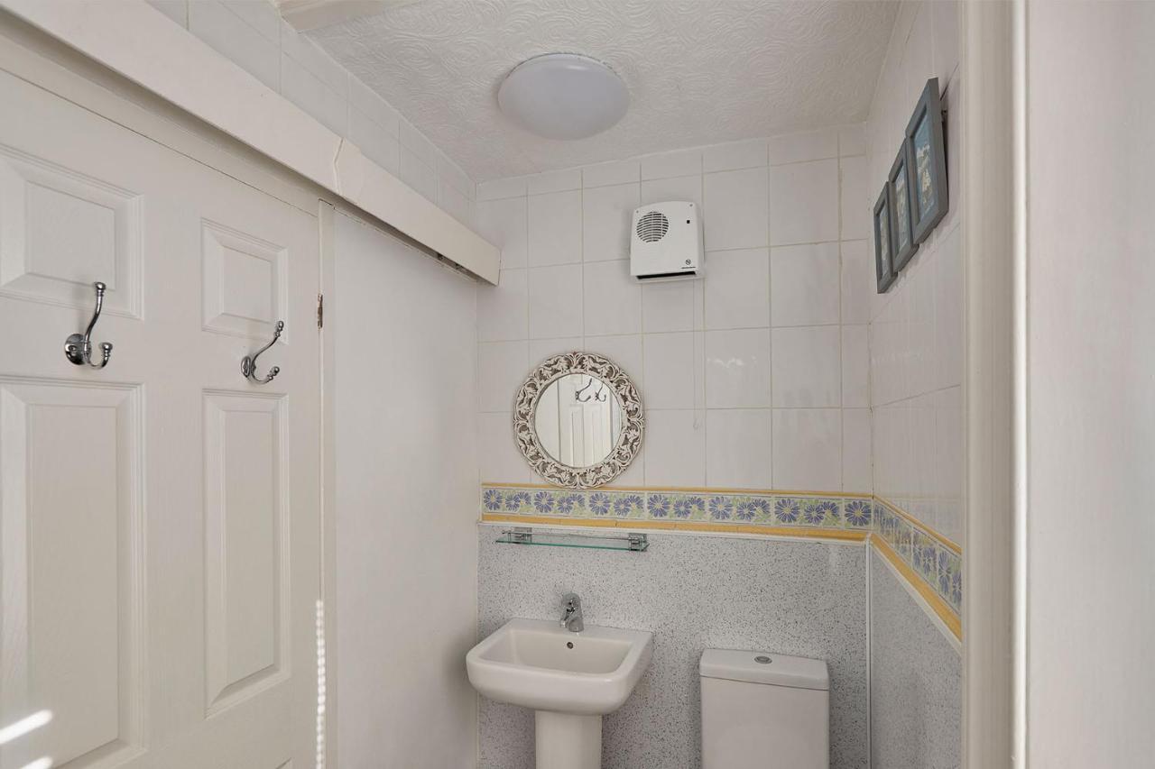 Apartment 4, Khyber Lodge Apartment วิทบี ภายนอก รูปภาพ
